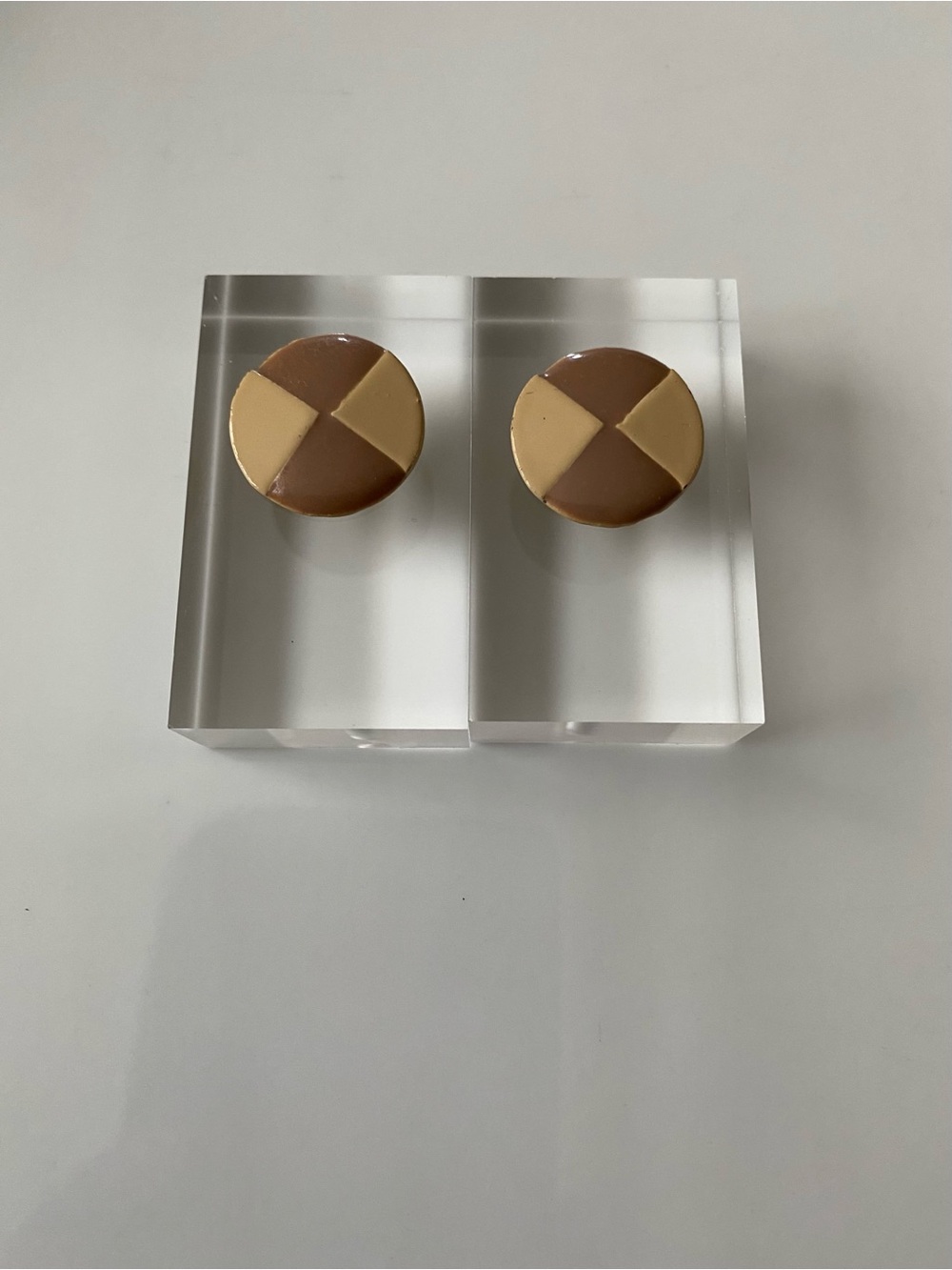 Two-Tone Round Post Earrings in Brown and Cream